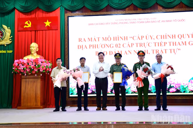 Đồng chí Phạm Thành Ngại trao Quyết định thành lập mô hình “Cấp ủy, chính quyền địa phương hai cấp trực tiếp tham gia bảo đảm an ninh trật tự”. 
