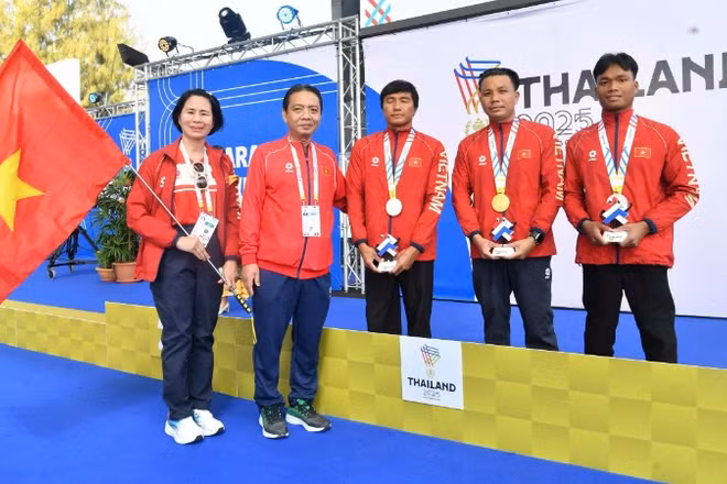 Thứ trưởng Văn hóa, Thể thao và Du lịch Hoàng Đạo Cương, Trưởng đoàn Thể thao người khuyết tật Việt Nam Lê Thị Hoàng Yến trực tiếp có mặt tại khán đài, cổ vũ tinh thần cho đội tuyển bơi trong ngày mở màn.