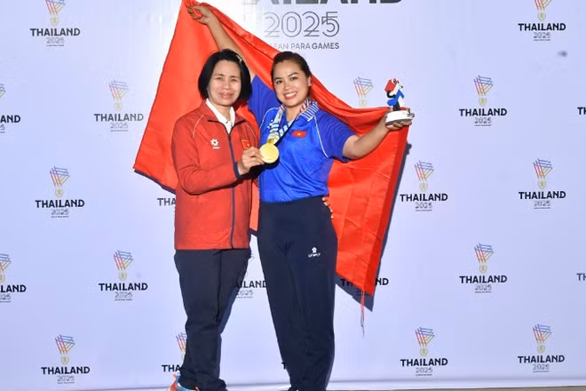 Trưởng đoàn thể thao Người khuyết tật Việt Nam Lê Thị Hoàng Yến và vận động viên giành Huy chương Vàng môn ném đĩa Nguyễn Thị Hải.