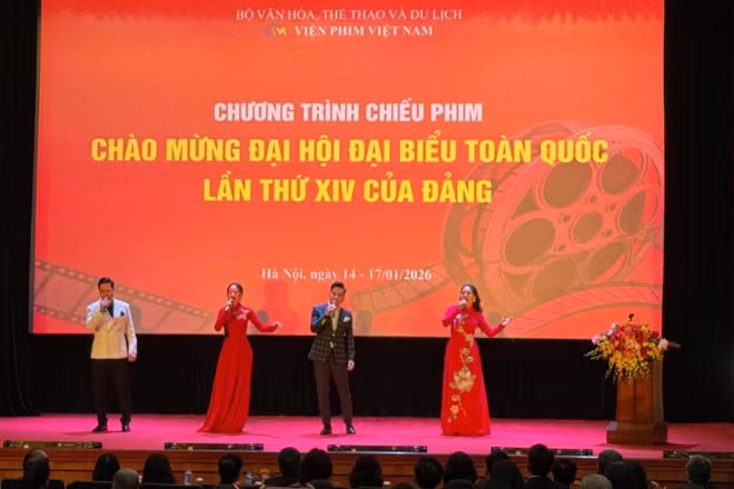 Mở đầu chương trình văn nghệ tại buổi lễ khai mạc, các ca sĩ đến từ Nhà hát Ca múa nhạc Quân đội: Thế Dũng, Cẩm Tú, Ngọc Trâm, Phi Hùng trình bày ca khúc “Đảng đã cho ta một mùa xuân” - một sáng tác bất hủ của nhạc sĩ Phạm Tuyên.