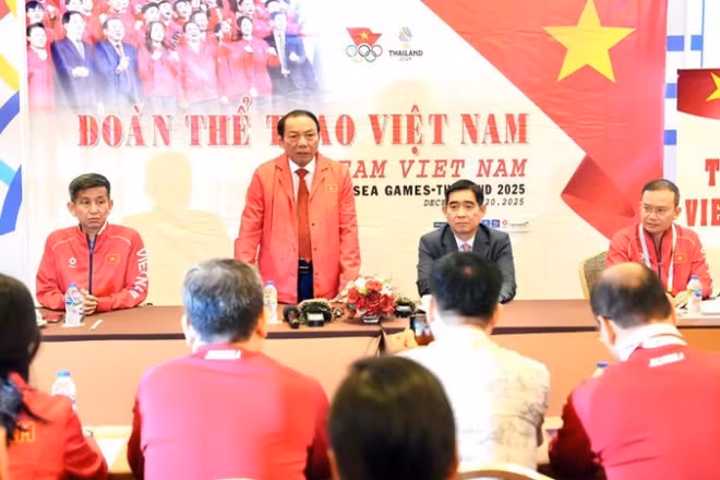 Đồng chí Nguyễn Văn Hùng, Ủy viên Trung ương Đảng, Bộ trưởng Văn hóa, Thể thao và Du lịch, Chủ tịch Ủy ban Olympic Việt Nam thăm và động viên Đoàn Thể thao Việt Nam trong thời gian tham gia tranh tài tại SEA Games 33 ở Thái Lan.