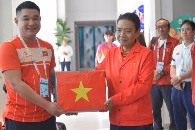 Thứ trưởng Văn hóa, Thể thao và Du lịch Hoàng Đạo Cương thăm, tặng quà Đoàn Thể thao người khuyết tật Việt Nam đang tham dự ASEAN Para Games 13 tại Thái Lan.