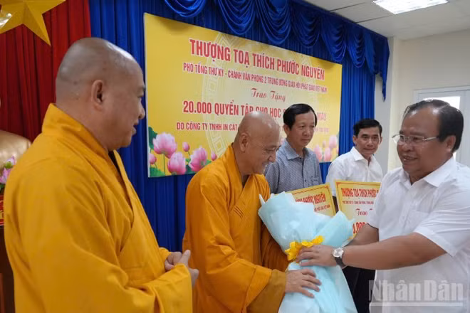 Phó Chủ tịch Ủy ban nhân dân tỉnh Nguyễn Minh Luân (bìa phải) tặng hoa cảm ơn đại diện Văn phòng 2 Trung ương Giáo hội Phật giáo Việt Nam.
