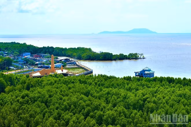 Một góc tuyến đường bộ Hồ Chí Minh, đoạn thuộc xã Đất Mũi, tỉnh Cà Mau nhìn ra cụm đảo Hòn Khoai, tương lai có cảng lưỡng dụng và cầu vượt biển dài nhất cả nước.
