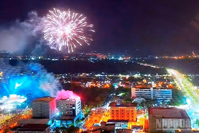 Một điểm cầu bắn pháo hoa trên địa bàn tỉnh Cà Mau vào đêm giao thừa 2025. (Ảnh minh họa)