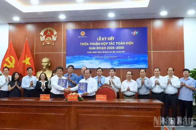 Nghi thức ký kết thỏa thuận hợp tác toàn diện giữa Ủy ban nhân dân tỉnh Cà Mau và Tập đoàn FPT. 