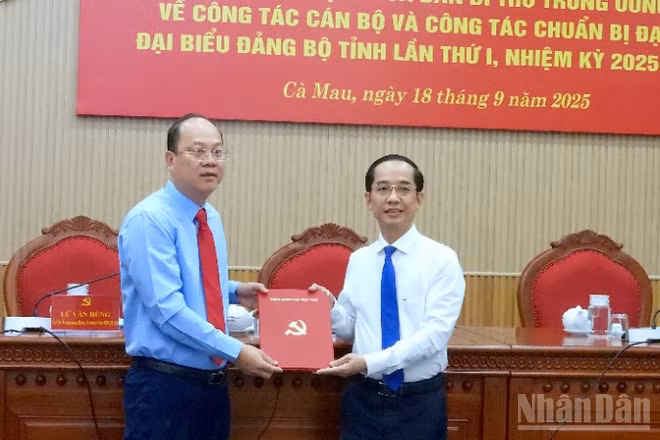 Bí thư Tỉnh ủy Cà Mau Nguyễn Hồ Hải (bìa trái) trao quyết định của Ban Bí thư cho đồng chí Hồ Thanh Thủy.