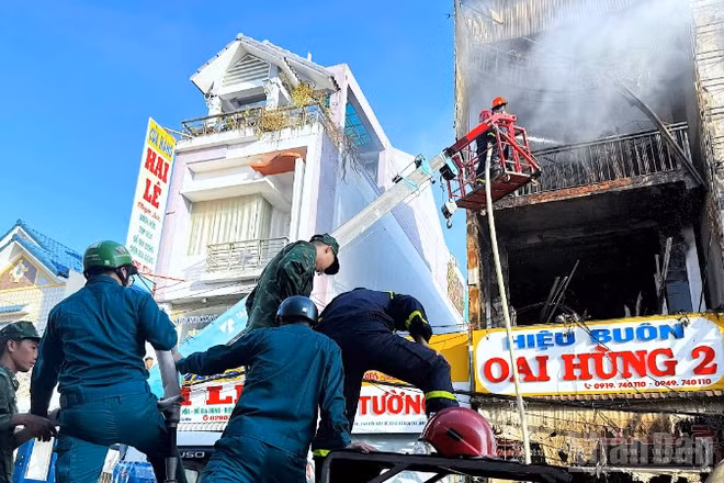 Cán bộ, chiến sĩ Đồn Biên phòng Cửa khẩu cảng Năm Căn phối hợp các lực lượng chữa cháy.