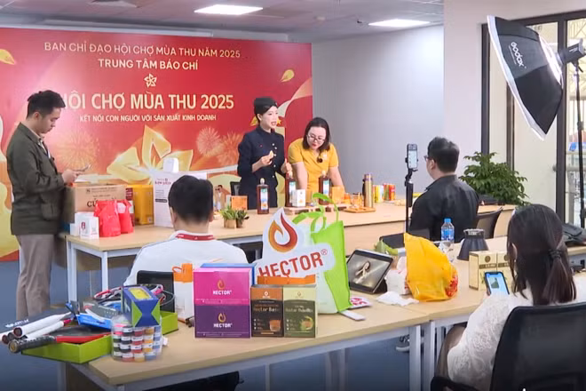 Phiên livestream tại Hội chợ Mùa Thu lần thứ I – 2025. 