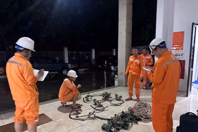 Đội xung kích Công ty Điện lực Ninh Bình chuẩn bị lên đường hỗ trợ khắc phục thiệt hại sau bão số 5 tại Nghệ An. (Ảnh: EVNNPC)