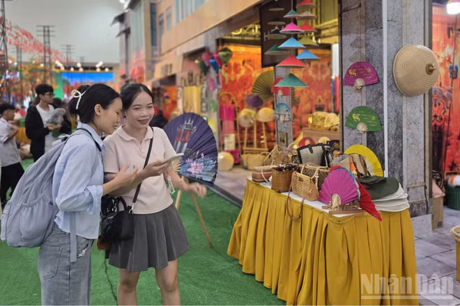 “Hành trình du xuân xuyên Việt” kết nối thương mại-văn hóa-trải nghiệm. (Ảnh: KIM DUNG)