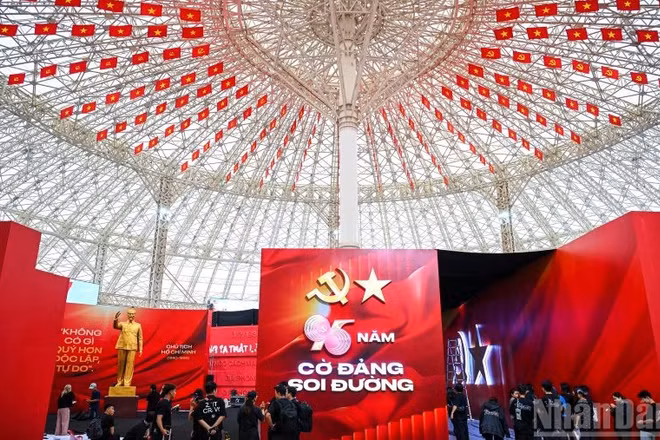 Triển lãm “95 năm Cờ Đảng soi đường”. (Ảnh: THÀNH ĐẠT)