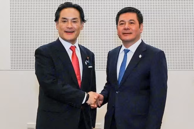 Bộ trưởng Công thương Việt Nam Nguyễn Hồng Diên và ông Kazuchita Iwata, Quốc vụ khanh Văn phòng Nội các Nhật Bản.