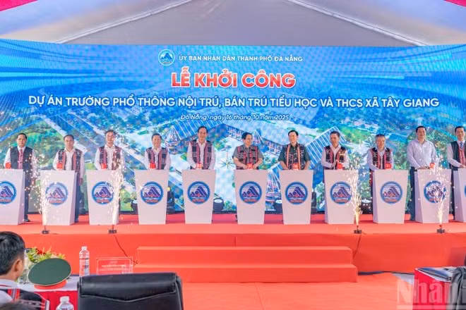 Thủ tướng Chính phủ cùng các đại biểu thực hiện nghi thức bấm nút khởi công dự án. 