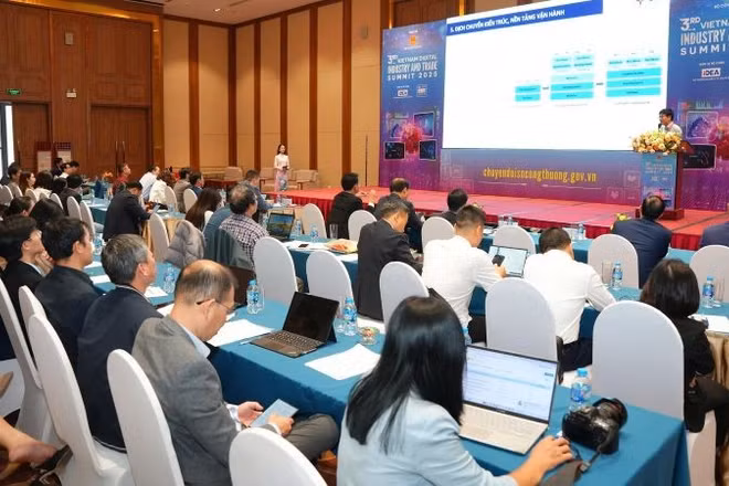 Hội thảo chuyên đề “Chuyển đổi kép trong sản xuất công nghiệp và năng lượng”.
