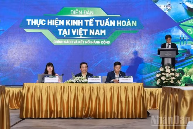 Diễn đàn “Thực hiện kinh tế tuần hoàn tại Việt Nam: Chính sách và kết nối hành động”. (Ảnh: KIM DUNG)