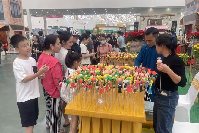 Trẻ em thích thú trải nghiệm gian hàng bán tò he tại Hội chợ Mùa Thu lần thứ nhất - 2025.
