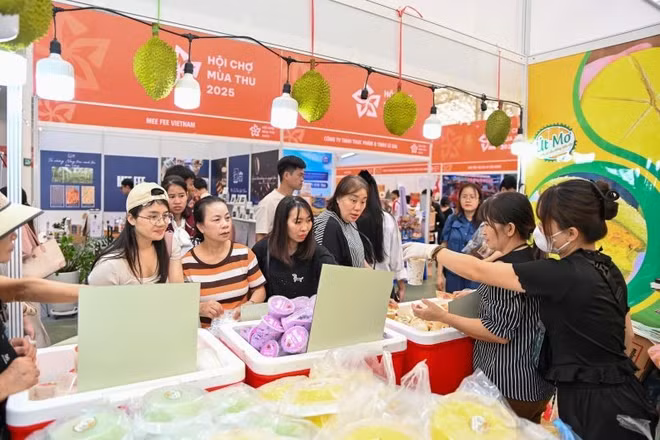 Hội chợ thu hút lượng lớn đối tác thương mại, khách tham quan trong và ngoài nước đến giao thương, mua sắm. (Ảnh: BCT)