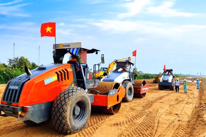 Hàng loạt công trình hạ tầng giao thông trọng điểm quốc gia được đầu tư xây dựng, góp phần kiến tạo động lực để vùng Đồng bằng sông Cửu Long cất cánh. Trong ảnh: Thi công cao tốc trục ngang Châu Đốc - Trần Đề. Ảnh: Phương Bằng