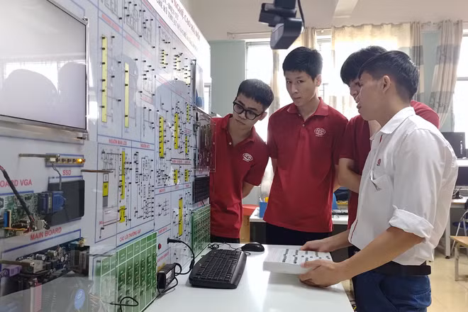 Nhiều bạn trẻ lựa chọn học nghề để sớm tham gia thị trường lao động. Ảnh: Văn Học