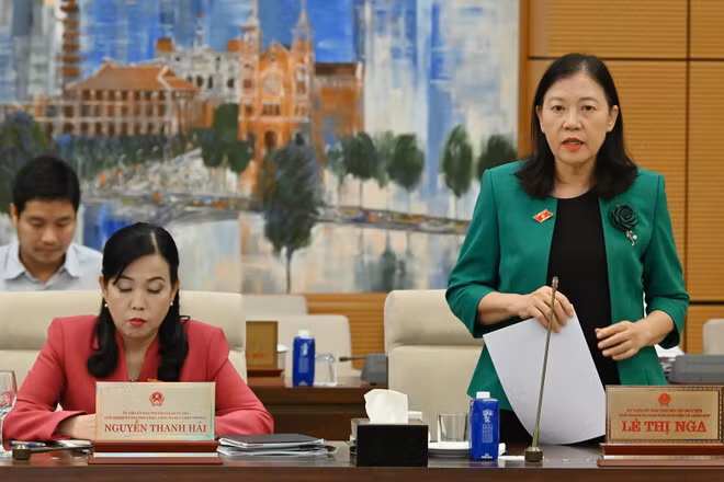 Chủ nhiệm Ủy ban Dân nguyện và Giám sát Lê Thị Nga trình bày báo cáo công tác dân nguyện của Quốc hội tháng 5/2026. (Ảnh: THỦY NGUYÊN)
