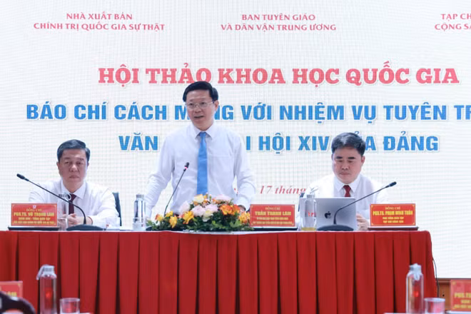 Đồng chí Trần Thanh Lâm, Ủy viên Trung ương Đảng, Phó Trưởng Ban Tuyên giáo và Dân vận Trung ương; PGS,TS Phạm Minh Tuấn, Phó Tổng Biên tập Tạp chí Cộng sản; PGS,TS Vũ Trọng Lâm, Giám đốc - Tổng Biên tập Nhà xuất bản Chính trị quốc gia Sự thật đồng chủ trì Hội thảo.