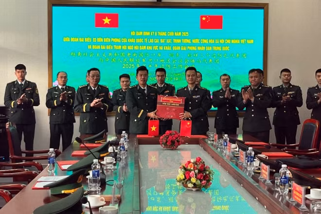 Trưởng đoàn đại biểu 3 đồn Biên phòng tỉnh Lào Cai tặng quà trưởng đoàn Trạm hội ngộ hội đàm Hà Khẩu.