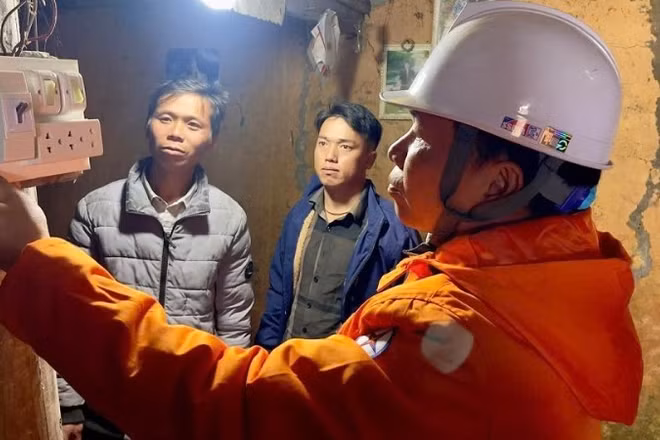 Sửa chữa điện cho hộ nghèo và gia đình chính sách tại xã Sín Chéng.