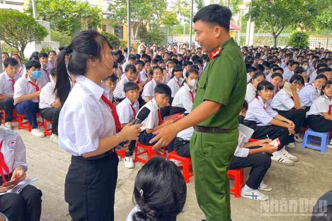Tuyên truyền giáo dục pháp luật cho học sinh tại tỉnh Đồng Tháp.
