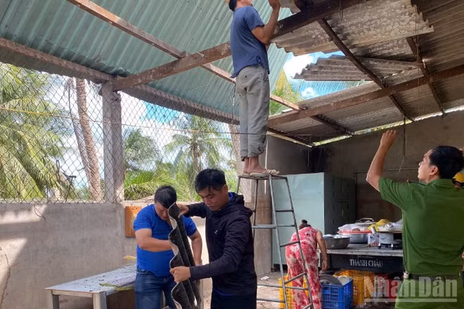 Các lực lượng tập trung khắc phục thiệt hại do lốc xoáy, gió giật mạnh gây ra ở xã Long Bình sáng 25/6.