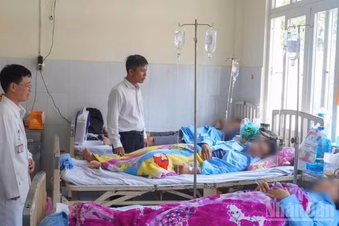 Bí thư Đảng ủy, Chủ tịch Hội đồng nhân dân phường Đạo Thạnh Trịnh Văn Lợi thăm các trường hợp đang điều trị tại bệnh viện.