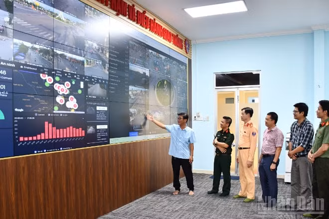 Kiểm tra Trung tâm giám sát điều hành giao thông của Công an tỉnh Đồng Tháp.