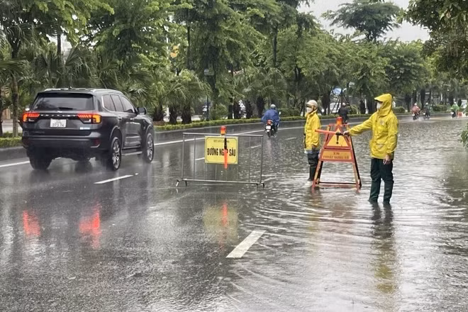 Điểm ngập tại đường Cổ Linh, phường Long Biên. 