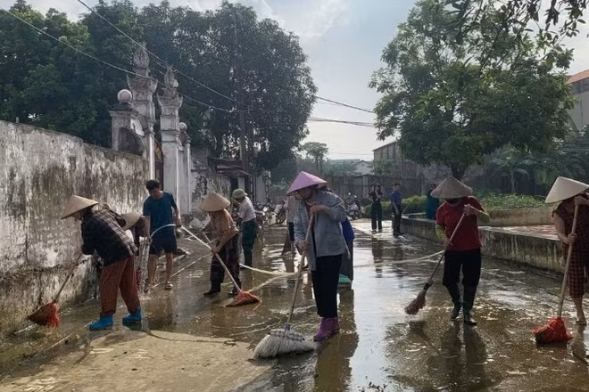 Người dân dọn dẹp sau lũ. 