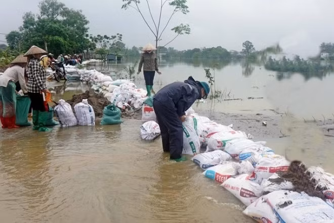 Lực lượng chức năng xã Xuân Mai tham gia chống ngập úng. 