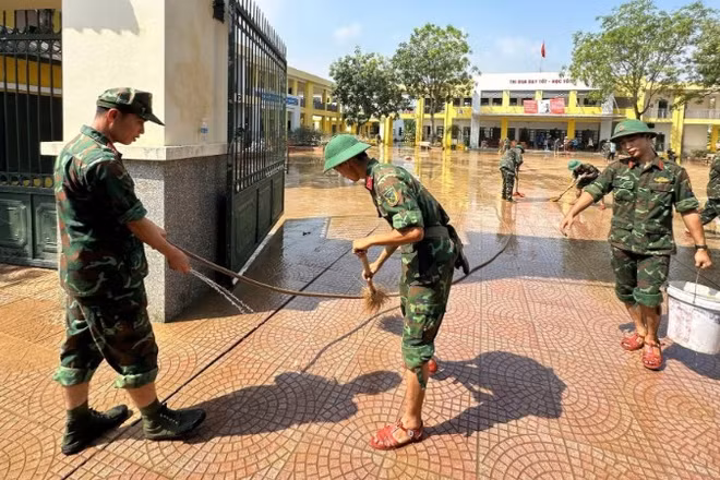 Lực lượng quân đội tham gia tổng vệ sinh môi trường vùng ngập lụt. 