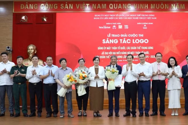 Các tác giả đạt giải chụp ảnh lưu niệm cùng Ban Tổ chức cuộc thi.