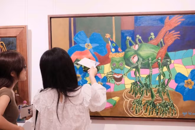 Triển lãm tranh "Khi nắng ghé qua" thu hút người xem bởi những tác phẩm độc đáo và sự đồng cảm, sẻ chia.