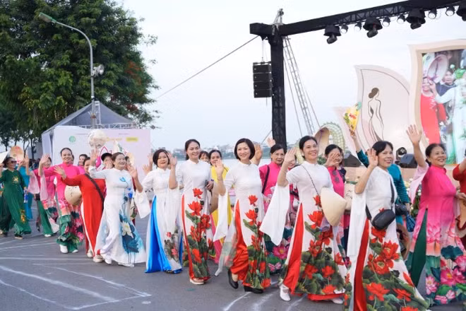 Lễ hội thu hút đông đảo khách du lịch nhờ những hoạt động văn hóa, nghệ thuật hấp dẫn.