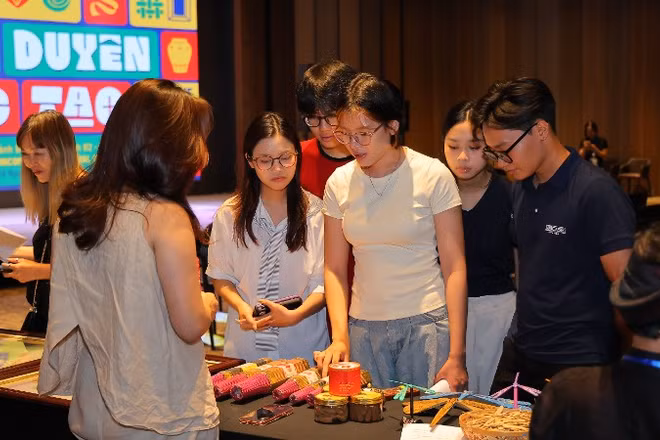 Đông đảo khách tham quan đã có mặt để tìm hiểu phiên chợ đặc biệt trong Trung tâm thương mại.