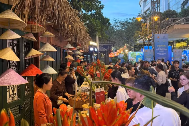 Đông đảo đại biểu trong nước và quốc tế khám phá không gian ẩm thực tại Phố Sách Hà Nội.