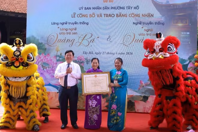 Các nghệ nhân trà sen phường Tây Hồ phấn khởi khi nghề truyền thống được vinh danh.