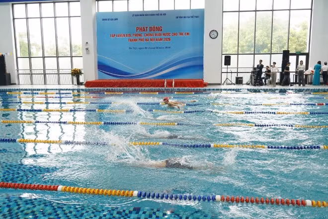 Các em học sinh bơi lội trong chương trình phát động.