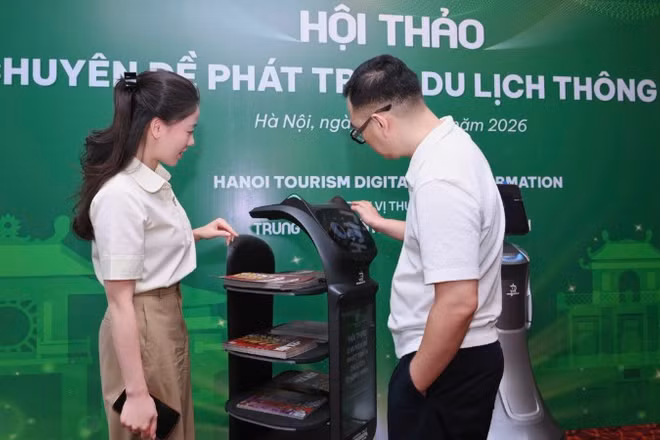 Các đại biểu trải nghiệm những ứng dụng du lịch thông minh tại hội thảo.