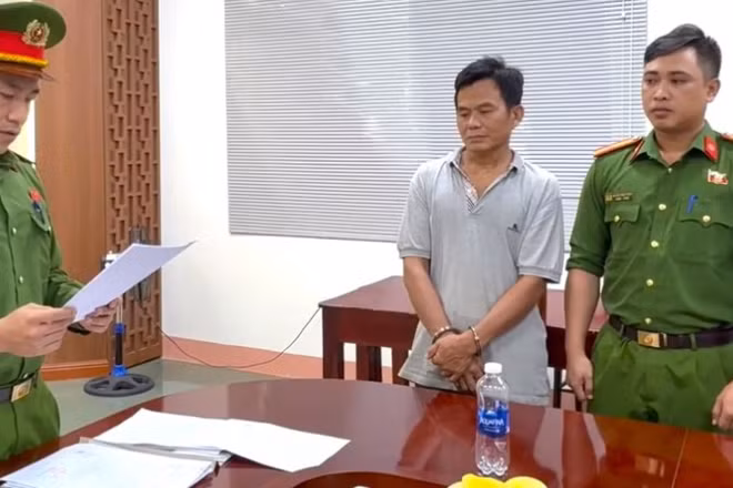 Cơ quan điều tra tiến hành tống đạt các quyết định tố tụng đối với tài xế Hoàng Văn Thanh.