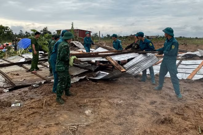 Bộ đội Biên phòng và các lực lượng đang giúp dân khắc phục hậu quả do dông lốc.