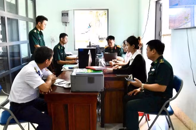 Đoàn công tác kiểm tra tại Trạm Kiểm soát Biên phòng Đà Rằng.