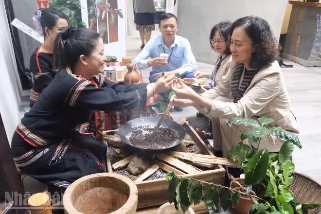 Du khách trải nghiệm rang cà-phê truyền thống của người Ê Đê.