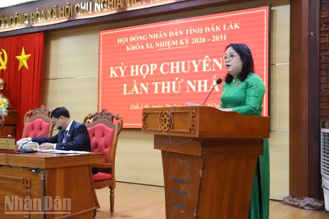 Đồng chí Cao Thị Hòa An, Ủy viên Trung ương Đảng, Phó Bí thư Thường trực Tỉnh ủy, Chủ tịch Hội đồng nhân dân tỉnh Đắk Lắk phát biểu tại kỳ họp.