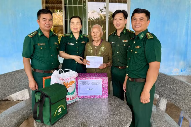 Cán bộ, hội viên phụ nữ Bộ đội Biên phòng tỉnh Đắk Lắk và cán bộ Đồn Biên phòng An Hải thăm, tặng quà, khám sức khỏe cho Mẹ Việt Nam anh hùng Lê Thị Tha tại thôn Tân Định, xã Ô Loan.
